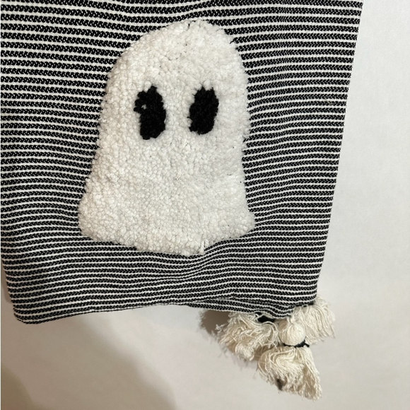 NWT Rachel Zoe Black White Striped Ghost Bow Halloween Tassel Throw Blanket - Picture 3 of 4